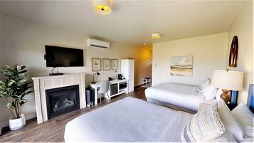 開放式套房, 2 張加大雙人床, 不可攜帶寵物 | 書桌、免費 Wi-Fi