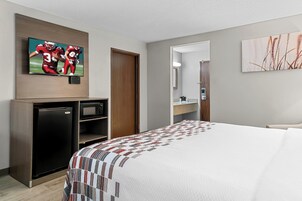 Escritorio, espacio para trabajar con laptop y cortinas blackout