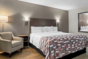 Deluxe Room, 1 King Bed, Non Smoking | Desk, laptop workspace, blackout drapes, free WiFi - Red Roof Inn Flint (Flint)