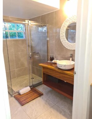 Douche, séchoir à cheveux, serviettes fournies, savon