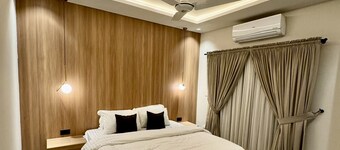 BlueOak Residences - 2BHK Apartment - Smart TV, Bath tub, Kitchen, WIFI.