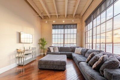 Luxurious Downtown Condo w/ Panoramic City Views and Free Secure Onsite Parking.