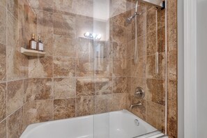 Een douche, een haardroger, handdoeken, zeep