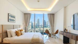Une chambre d’hôtel moderne avec un grand lit, un bureau, une chaise et une vue sur la ville.