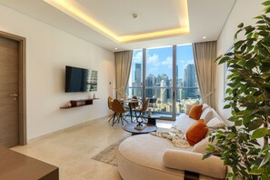 Leilighet – deluxe | Oppholdsområde | En 50-tommers smart-TV med kabel-kanaler