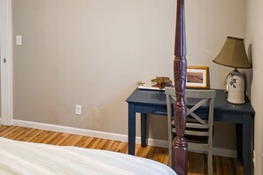 2 bedrooms, iron/ironing board, internet, bed sheets