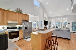 Refrigerador, microondas, horno, placa de cocina