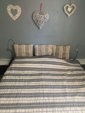 2 bedrooms, iron/ironing board, free WiFi