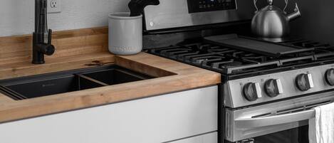 Refrigerador, microondas, horno y parrilla de estufa