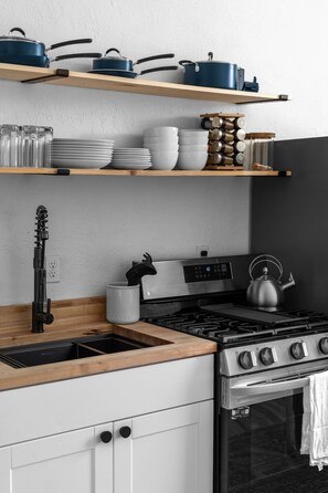 Een koelkast, een microgolfoven, een oven, een kookplaat