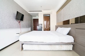 Desk, free WiFi, bed sheets - OYO 93586 Apartemen Tamansari Panoramic By Narel Ii (Bandung)