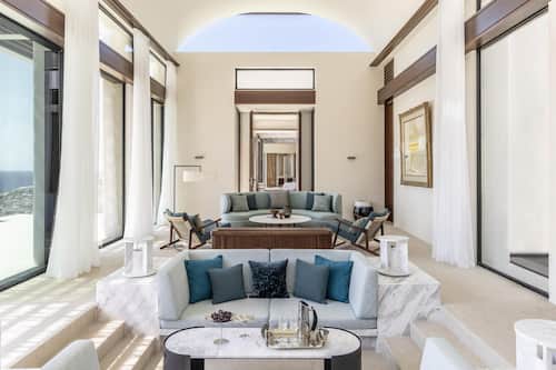 Villa Grand, 3 habitaciones (Seafront) | Área de sala de estar | Smart TV de 55 pulgadas con canales vía satélite y chimenea