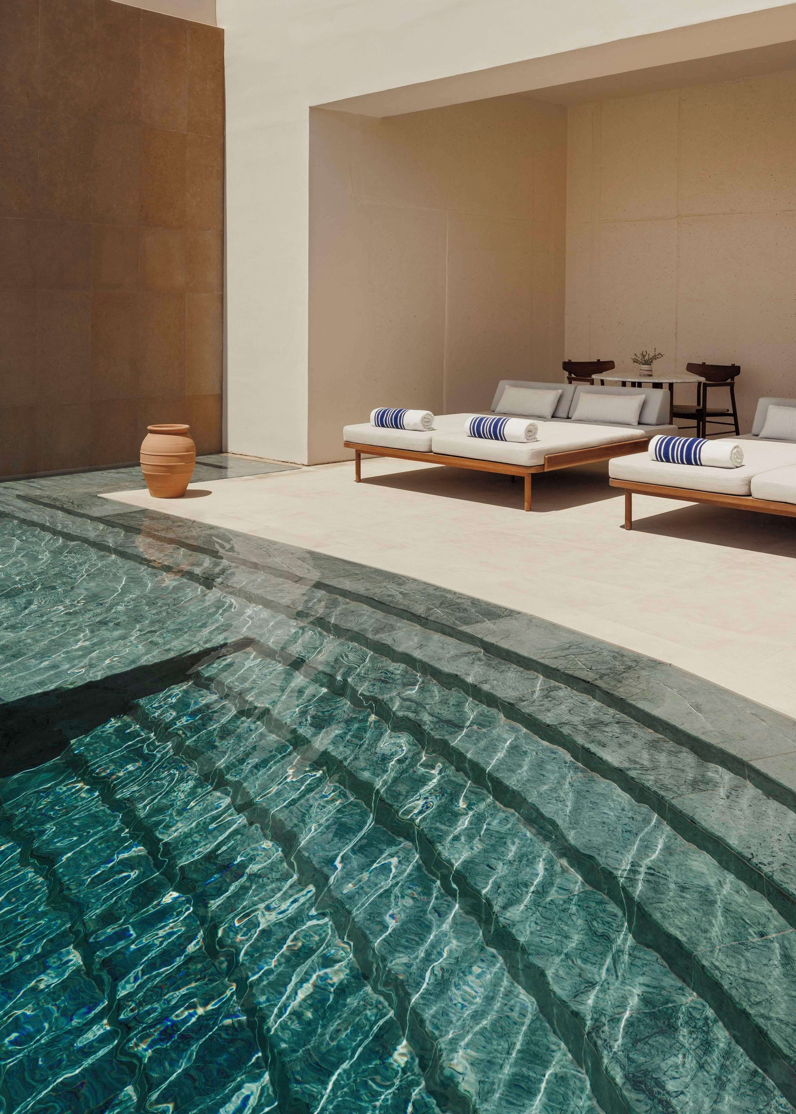 Een binnenzwembad, 3 buitenzwembaden en parasols bij het zwembad