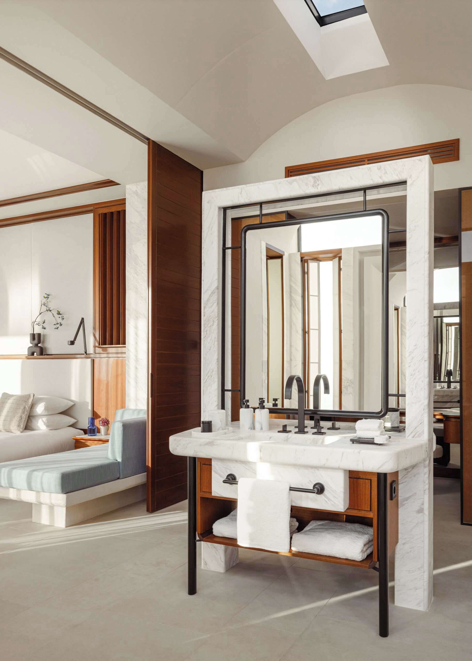 Une salle de bain moderne avec un grand miroir, deux vasques et un meuble-lavabo en bois.