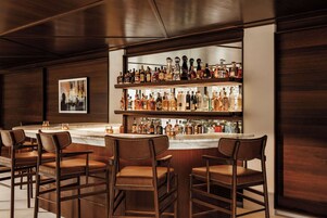 5 bares, bar junto a la piscina