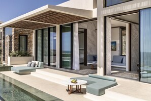 فيلا واسعة - ٣ غرف نوم (Seafront) | منطقة المعيشة | تلفزيون ذكي بحجم 55-بوصة يعرض قنوات فضائية، مدفأة