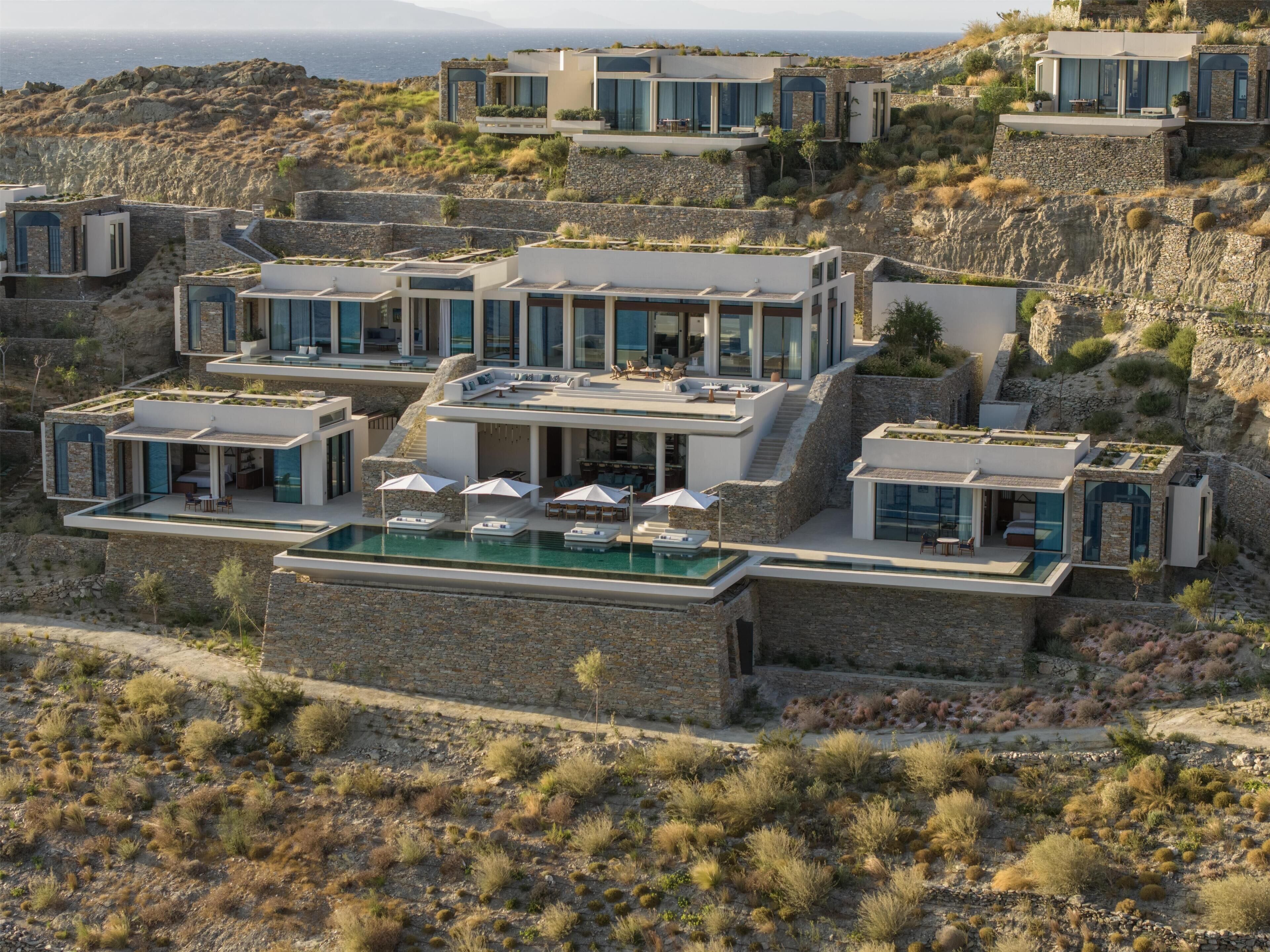 Une villa moderne dotée d’une piscine sur le toit, de plusieurs niveaux et offrant une vue sur la mer.