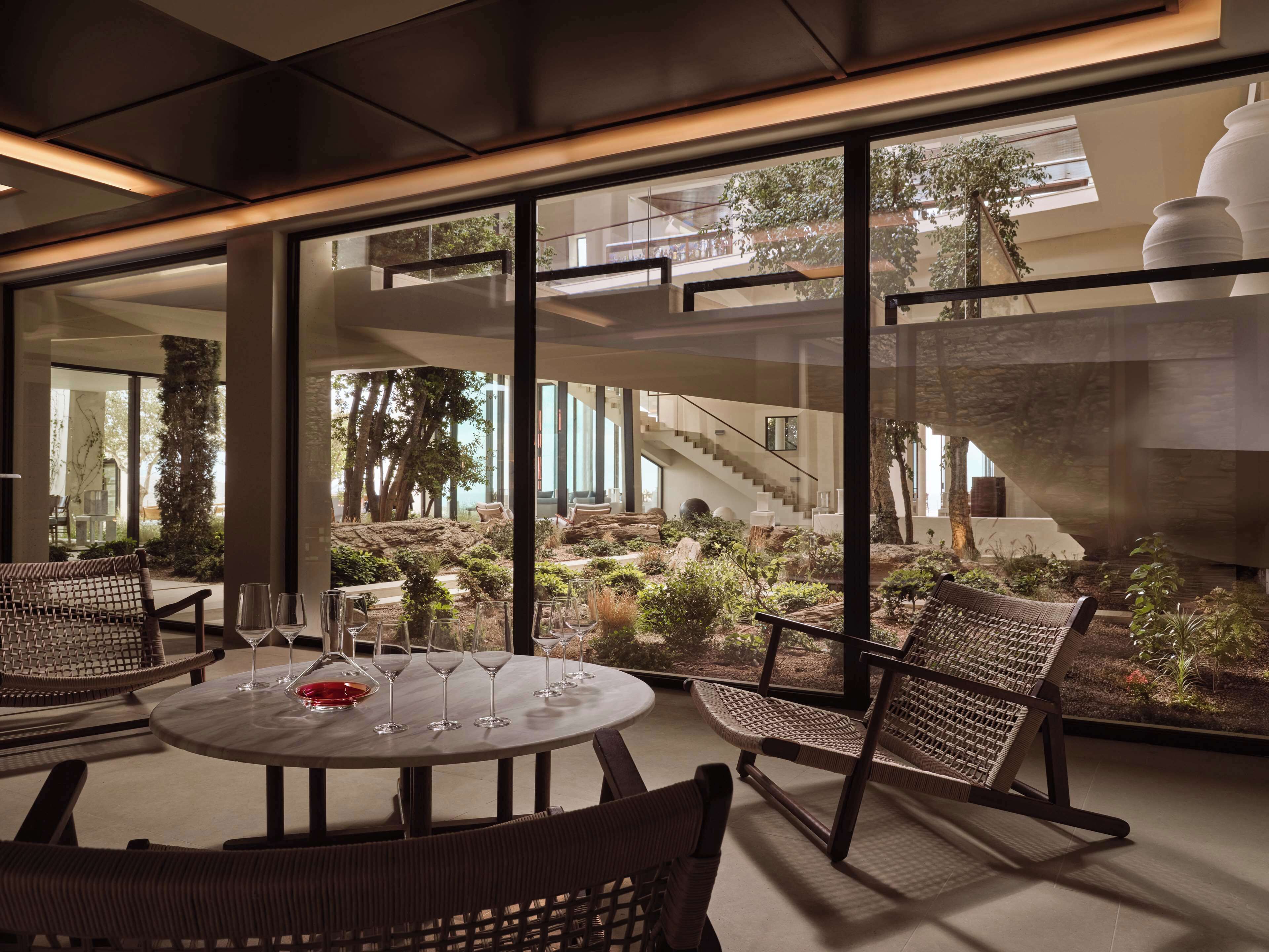 5 bares, bar junto a la piscina
