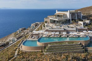 Una piscina techada, 3 piscinas al aire libre, sombrillas