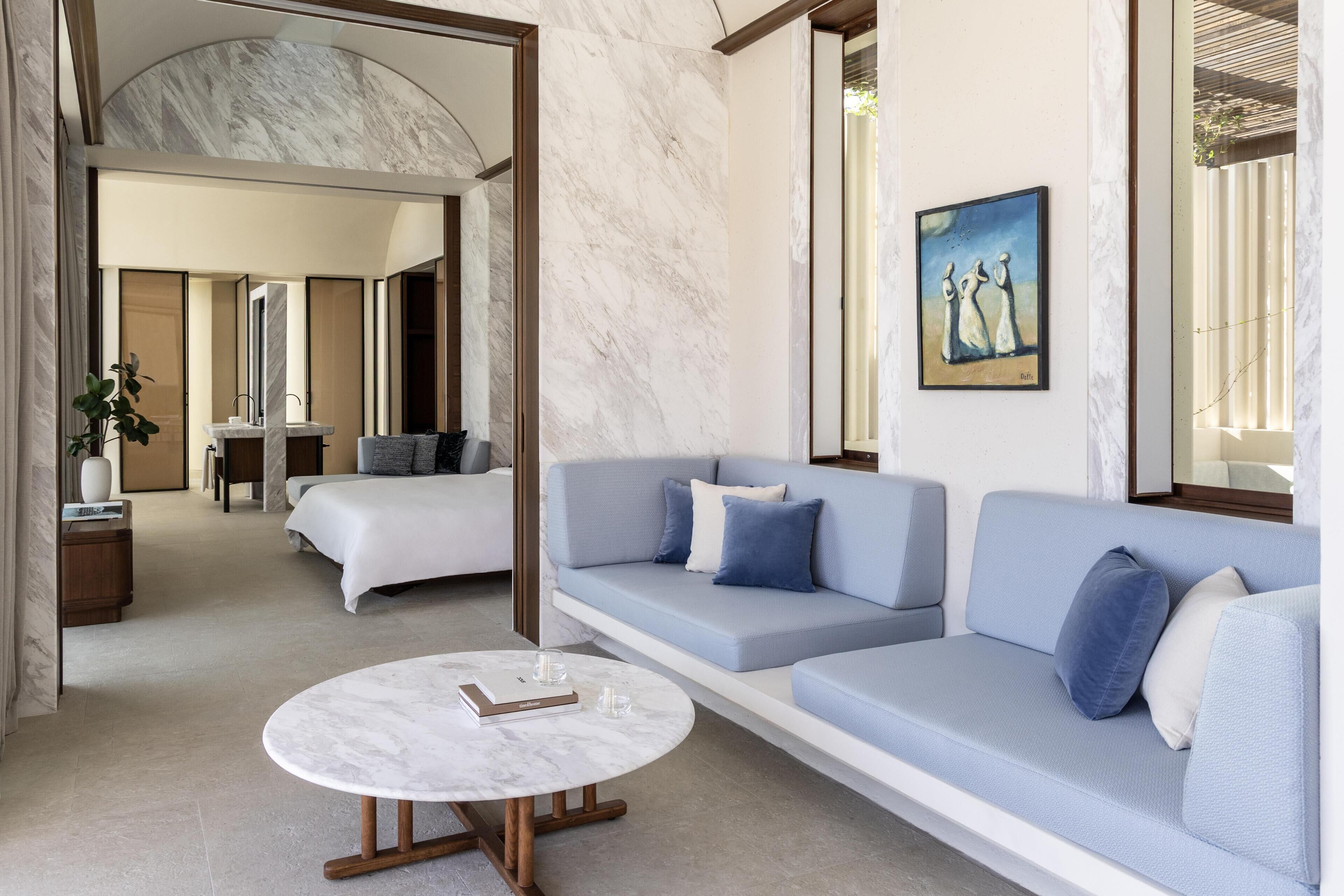 Grand villa, 3 slaapkamers (Seafront) | Woonruimte | Een 55-inch smart-tv met satellietzenders en een open haard