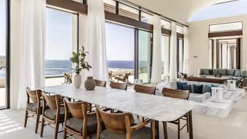 Grand Villa, 3 Bedrooms (Seafront) | Makan dalam bilik