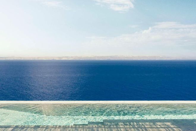 Piscina | Una piscina cubierta, 3 piscinas al aire libre, sombrillas, tumbonas