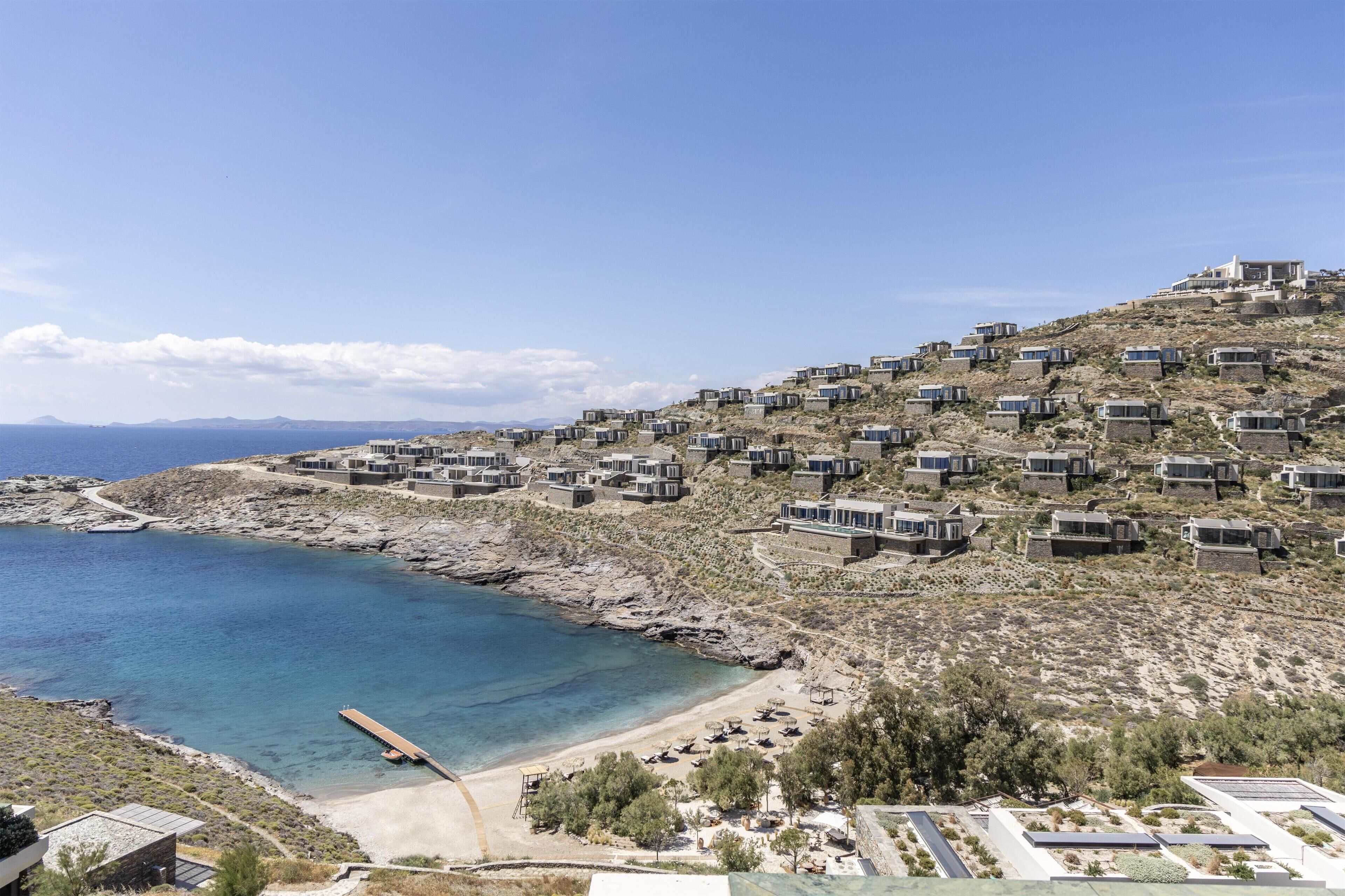 Sulla spiaggia, cabine (a pagamento), lettini da mare, ombrelloni