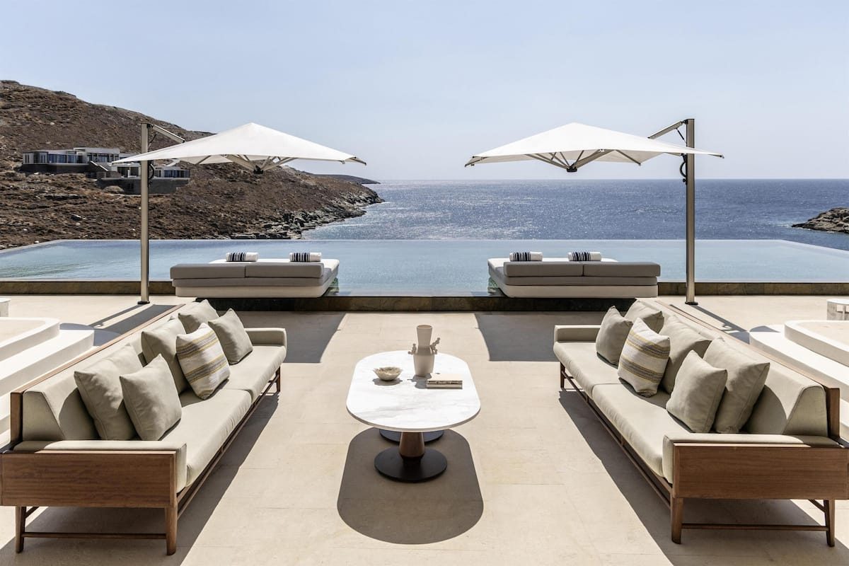 Grand-Zimmer, 4 Schlafzimmer (Residence, Seafront) | Wohnbereich | 55-Zoll-Smart-TV mit Satellitenempfang, Kamin