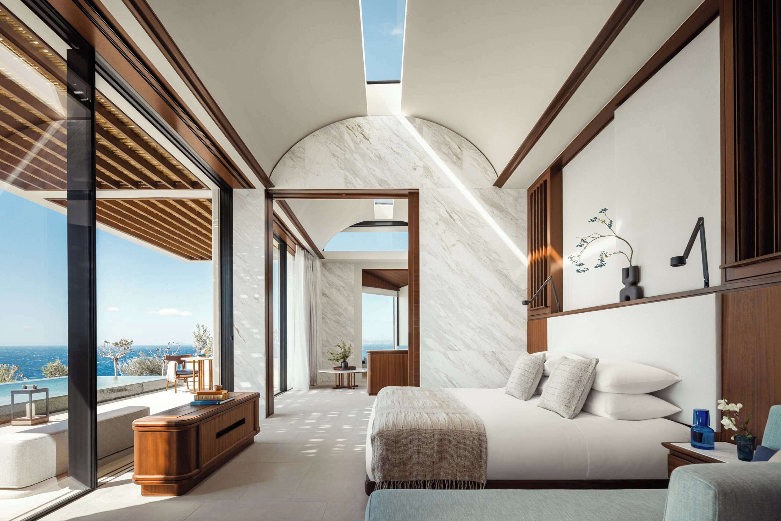 ميني بار وخزنة داخل الغرفة وستائر تعتيم وتجهيزات عازلة للصوت