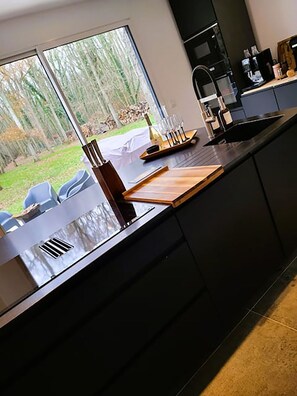 Fridge, microwave, oven, stovetop - Nalan Godevicien, Maison Forêt, Spa et Piscine Chauffée, 14 Pers, Paris-jo, CDG (Gouvieux)