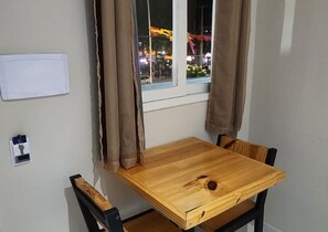 Espacio para trabajar con laptop y wifi gratis 