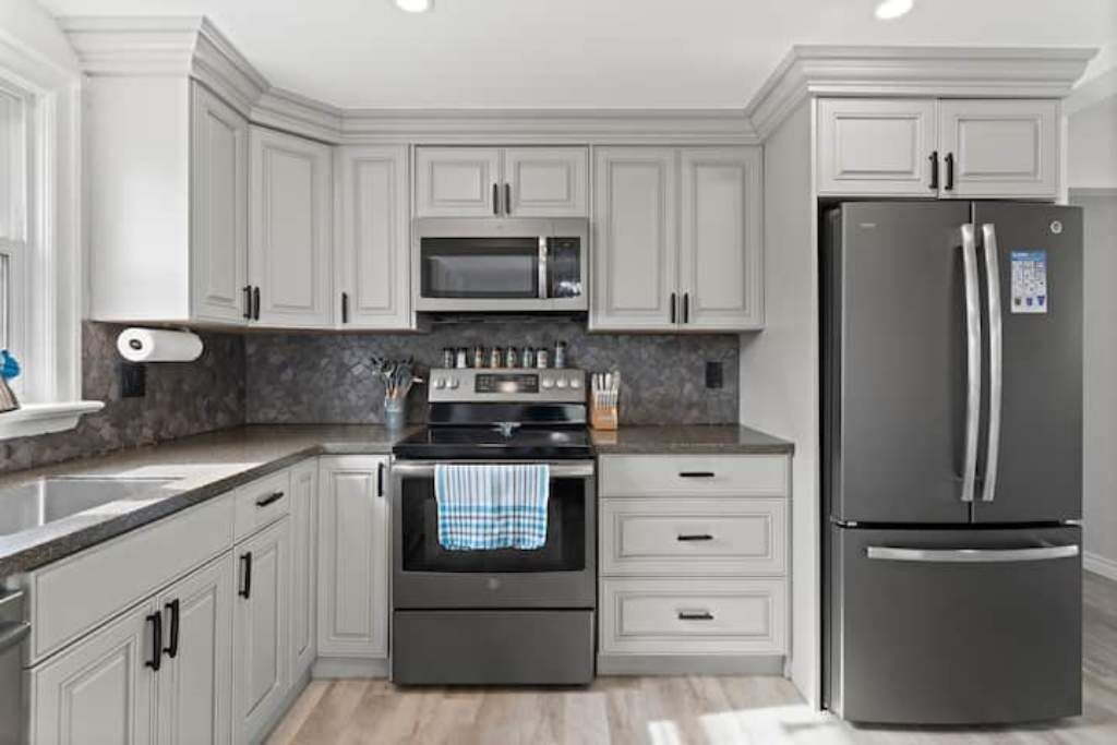 冷蔵庫、電子レンジ、オーブン、コンロ