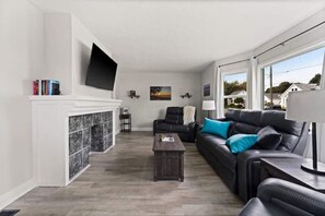 Smart TV, DVD player, livros, biblioteca musical