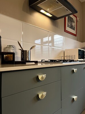 Réfrigérateur, micro-ondes, four, plaque de cuisson