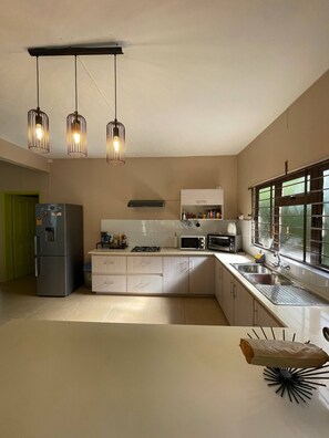 Køleskab, mikrobølgeovn, ovn, kogeplade