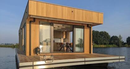 Houseboat `Surla AquaZen` Kaag with free dinghy
