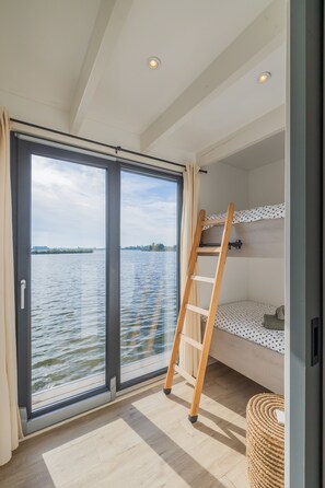 3 bedrooms, free WiFi, bed sheets - Houseboat: "Aqua Zen" at Kagerplassen tender/dinghy included (Buitenkaag)