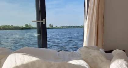 Houseboat: "Aqua Zen" at Kagerplassen tender/dinghy included