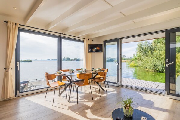 Dining - Houseboat: "Aqua Zen" at Kagerplassen tender/dinghy included (Buitenkaag)
