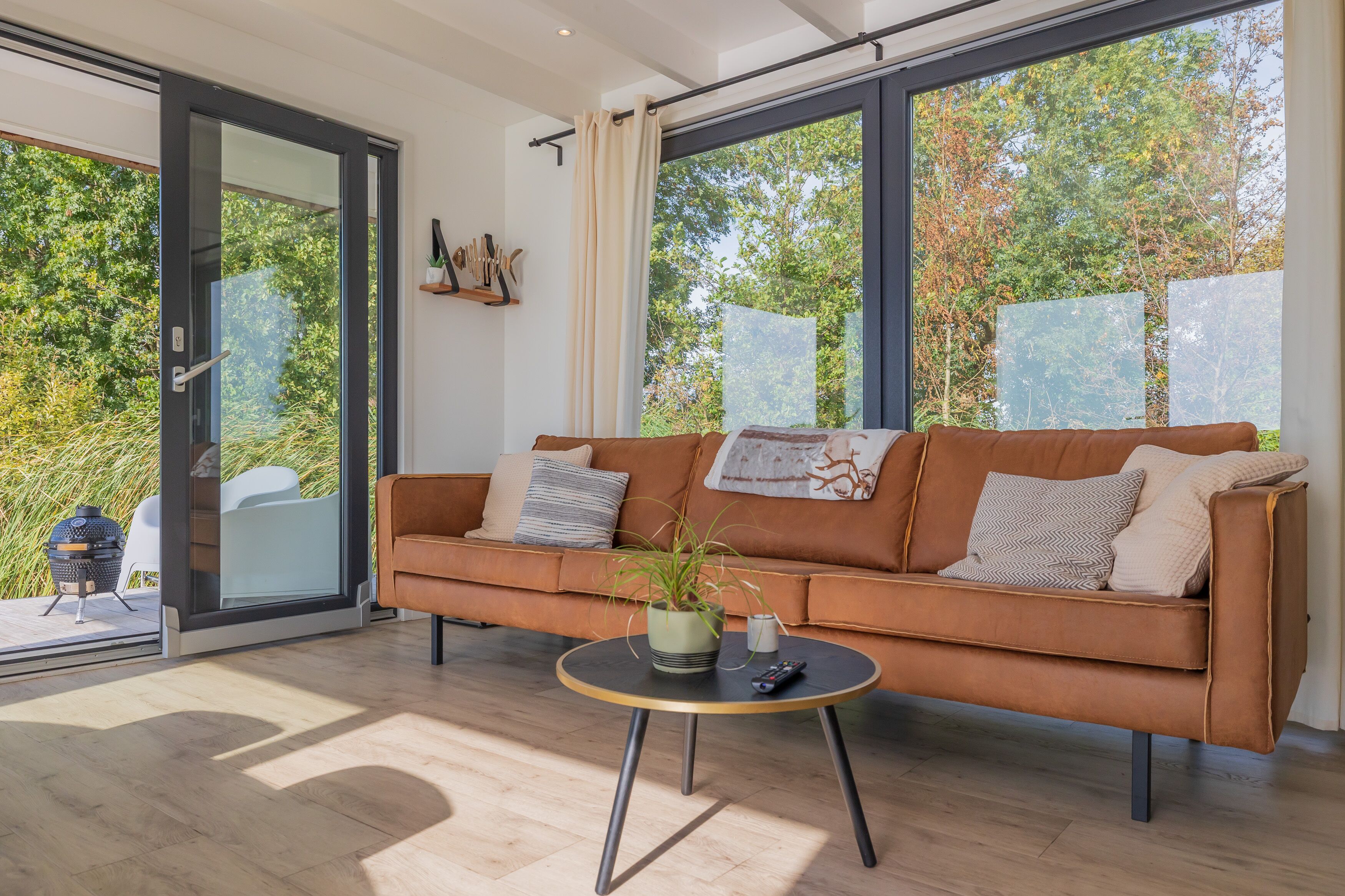 Een televisie en een open haard