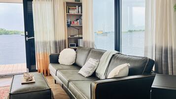 Een televisie en een open haard