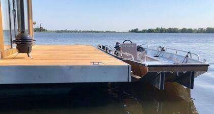 Surla houseboat `Nevel` Kagerplassen