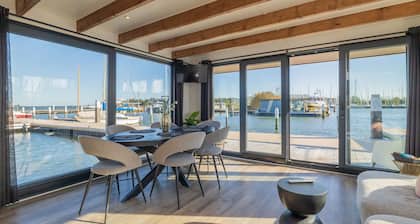 Houseboat: "De Albatros" with tender