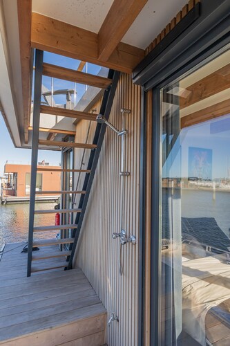 Houseboat: "De Albatros" with tender