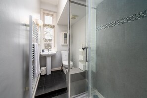 Shower, hair dryer, towels - GuestReady - Hyde Park hideaway in the city (London)