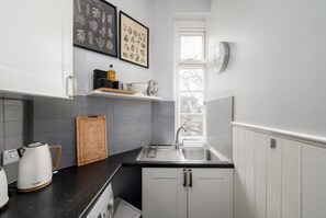 Fridge, microwave, oven, coffee/tea maker - GuestReady - Hyde Park hideaway in the city (London)