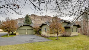 A residential area with two houses, each with a garage and a small front yard. - 2 Mi to River Run Day Lodge: Family-Friendly Home (Sun Valley)