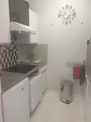 Microwave, oven, stovetop, dishwasher - T2 Cabine de 37m² vue mer à 150m de la Plage (Saint-Cyprien)