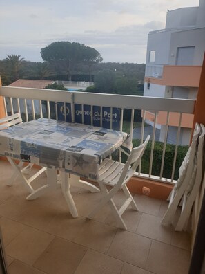 Outdoor dining - T2 Cabine de 37m² vue mer à 150m de la Plage (Saint-Cyprien)