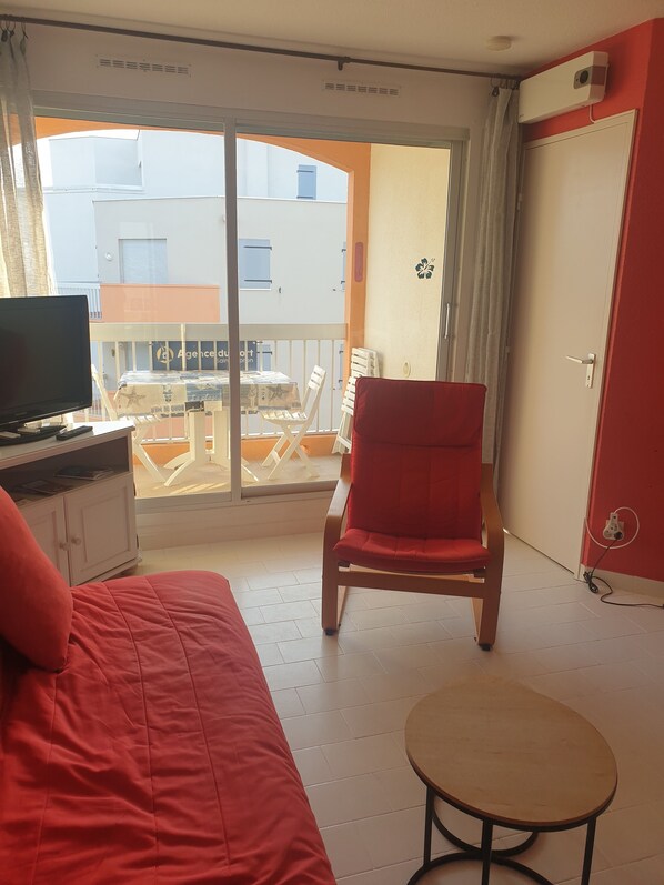 TV, books - T2 Cabine de 37m² vue mer à 150m de la Plage (Saint-Cyprien)